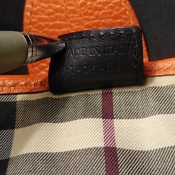 Authintic BURBERRY HAND BAG - Picture 2 of 8